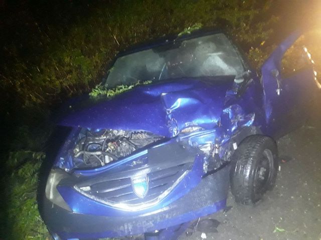 Accident grav în raionul Briceni: Un șofer a ajuns cu mașina într-un copac - Poze