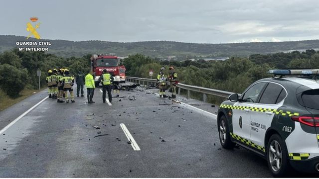 Cuatro muertos en un choque frontal de dos turismos en Plasencia
