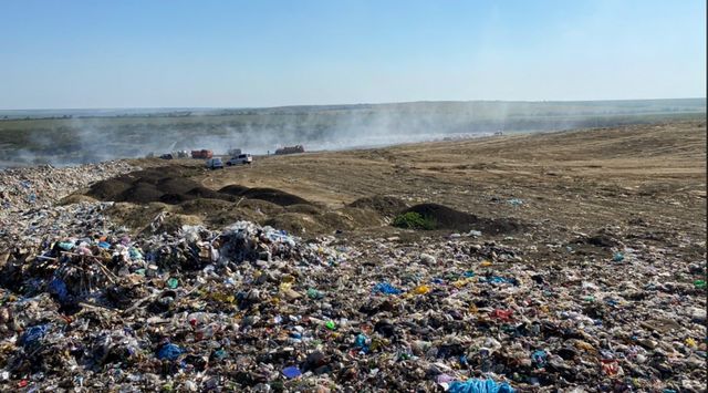 Ministerul de Interne a inițiat o anchetă de serviciu în cazul incendiului de la gunoiștea din Țînțăreni