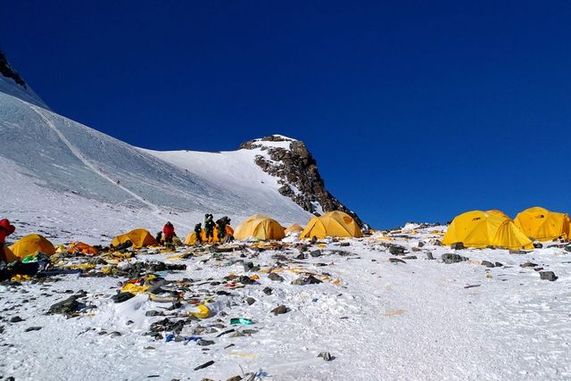 Döbbenetes mennyiségű szemetet hagytak maguk után a hegymászók a Mount Everesten