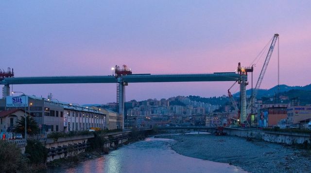 Ponte Genova, terminato il sollevamento della campata sul Polcevera