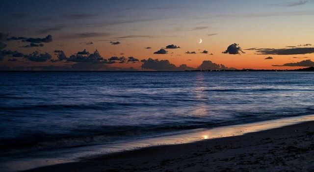Stuprata in una tenda sulla spiaggia a Genova, due i ricercati