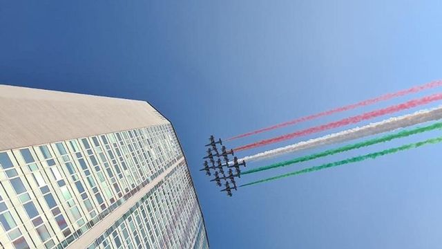 Il video delle frecce tricolori che sorvolano il cielo di Milano