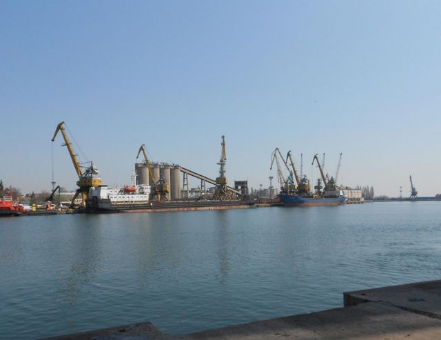 Силен вятър затвори пристанищата Варна и Бургас