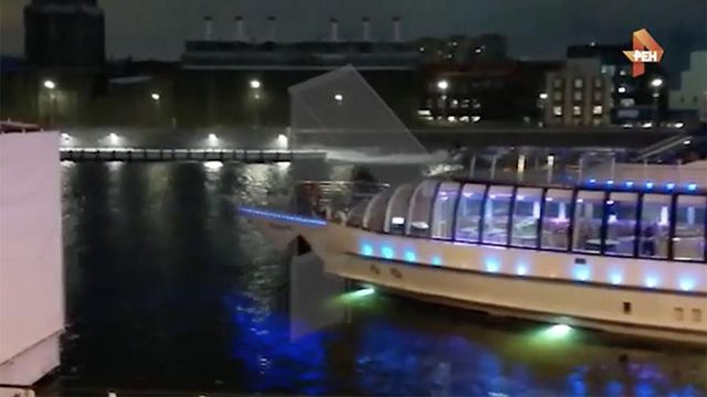 Теплоход врезался в причал на Москве-реке из-за льдины в двигателе