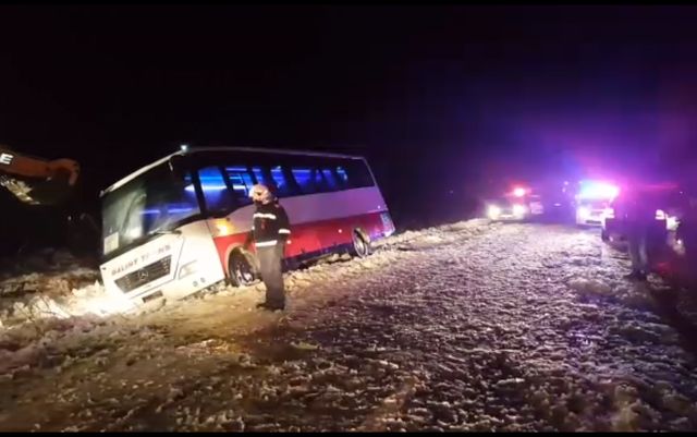 Un autocar cu 29 de pasageri a ajuns într-un șanț, în județul Olt