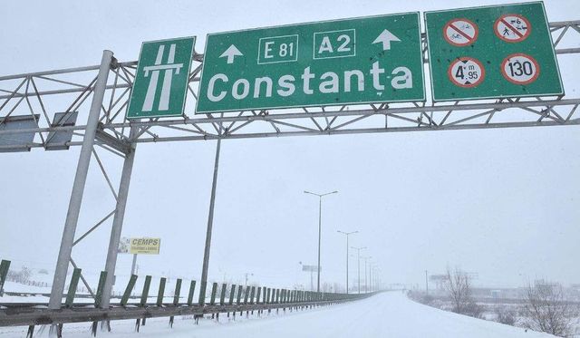 Circulația oprită pe o porțiune din Autostrada Soarelui, pe sensul spre București, din cauza zăpezii viscolite