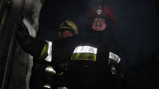 Peste 40 de pompieri au intervenit la stingerea unui incendiu la Bubuieci