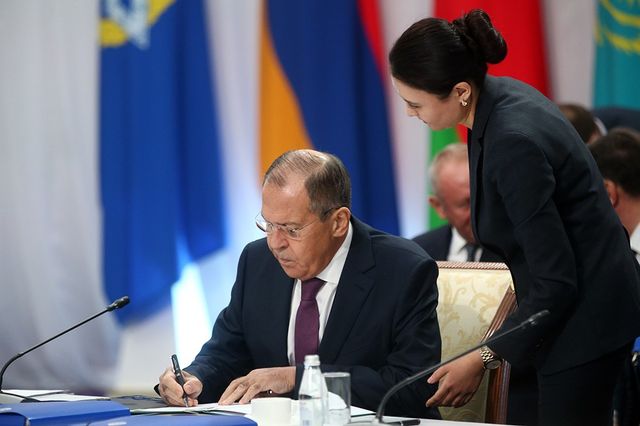 Лавров подарил секретарше свой рисунок