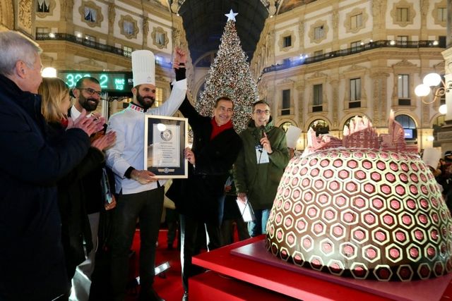 Milano da Guiness col Panettone Artistico più grande del mondo