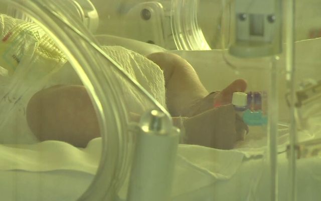 Un bebeluș născut de o adolescentă diagnosticată cu gripă a murit la Maternitatea Buzău