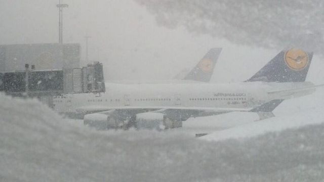 În Europa vremea s-a răcit, iar ninsorile abundente au dat peste cap traficul rutier și cel aerian