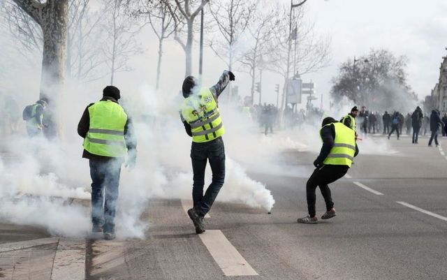 Un protestatar și-a pierdut o mână în timpul unei manifestații a Vestelor Galbene la Paris