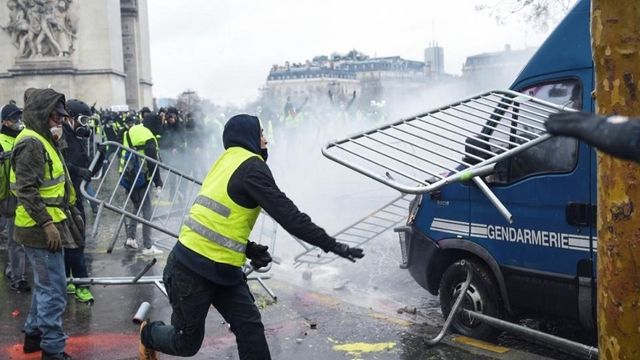 MAE avertizează românii care călătoresc în Franța în legătură cu protestele