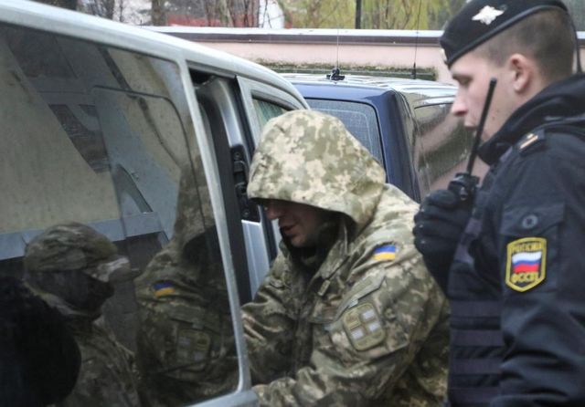 Propusťte vězněné ukrajinské námořníky, vyzvali Rusko Merkelová a Macron