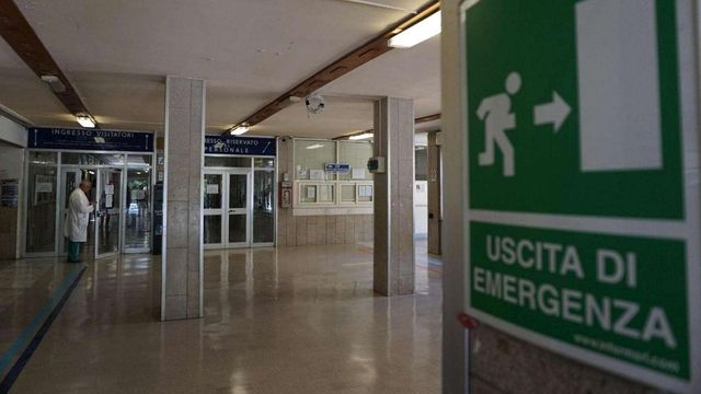 Napoli, muore in ospedale dopo ore d'attesa
