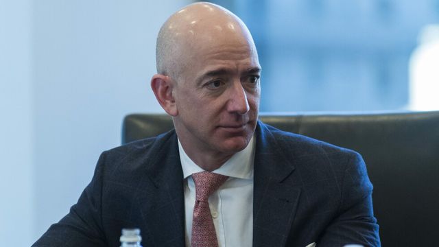 Таблоид изнудвал Джеф Безос с голи снимки