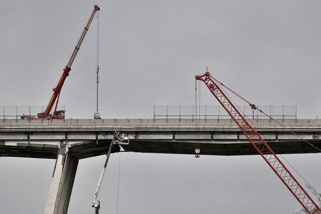 Oggi comincia la demolizione dei resti del Ponte Morandi di Genova