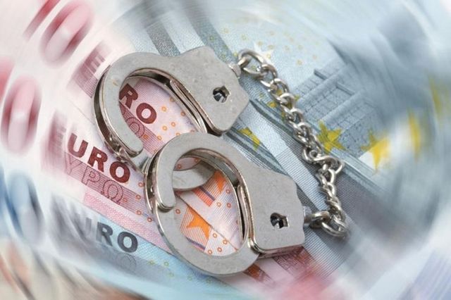 Un bărbat a fost reținut pentru că ar fi primit 4000 de euro pentru a organiza obținerea licenței de avocat