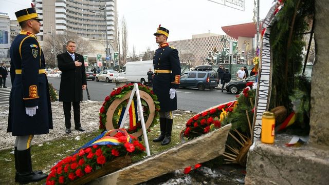 Președintele Iohannis a depus o coroană de flori la Troița de la Universitate