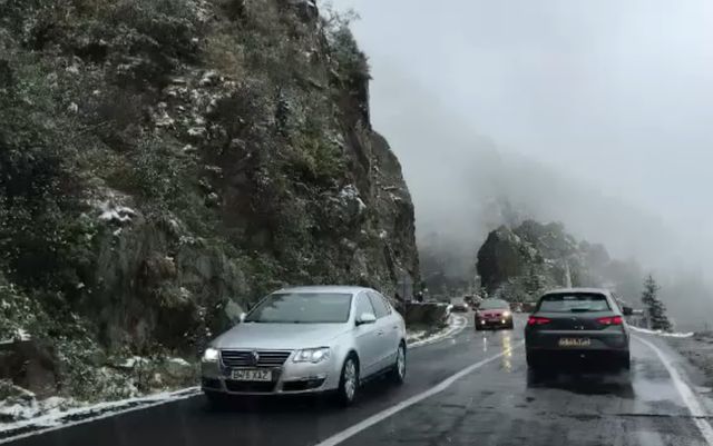 Trafic blocat pe Transfăgărășan din cauza avalanșelor de zăpadă