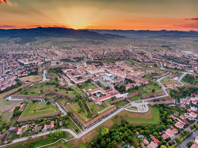 Hotelurile din Alba Iulia, de 4 ori mai scumpe de 1 Decembrie