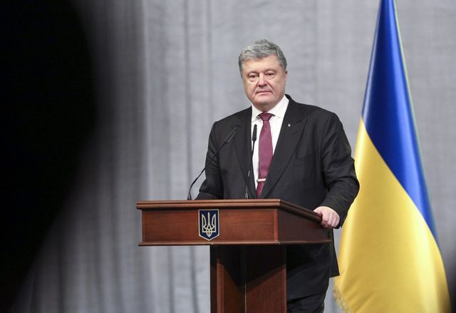 Захарова пошутила над предвыборным плакатом Порошенко