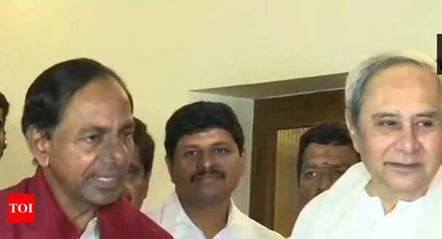 On his mission to form Federal Front, KCR meets Patnaik, says India needs a change