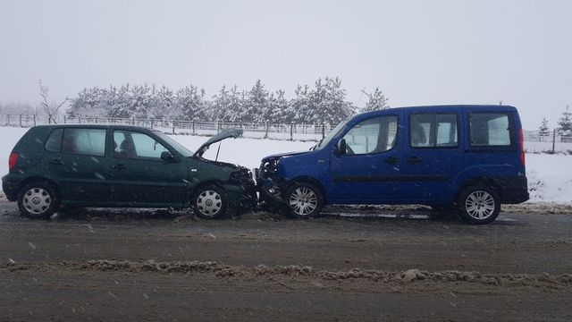 Un bărbat a decedat și altul a fost rănit, după ce o mașină a derapat pe un drum din Sibiu