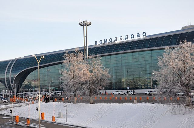 Самолет врезался в фонарный столб в Домодедово