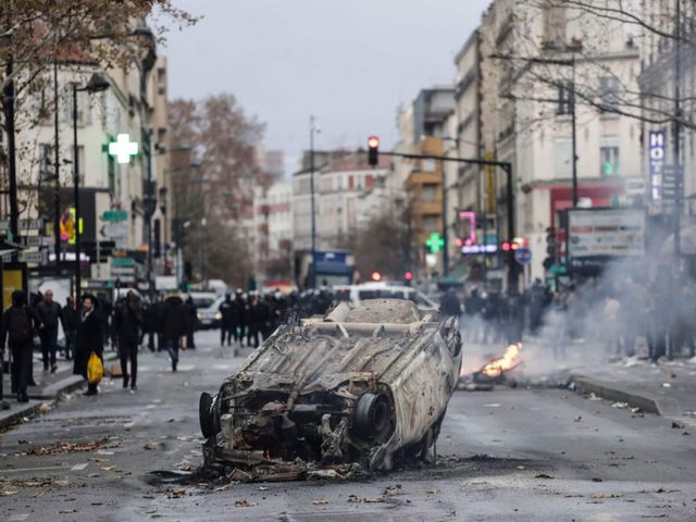 Autoritățile franceze se așteaptă la proteste violente în weekend