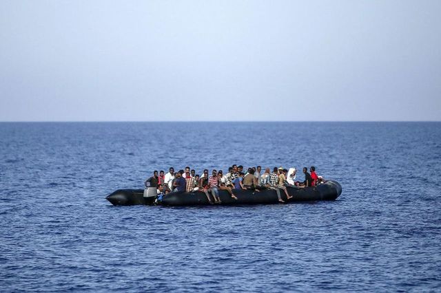 Gommone con 20 migranti a bordo a 50 km a nord dalle coste di Tripoli, solo tre salvati