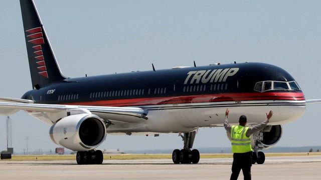 Avionul lui Trump a fost lovit de un alt avion