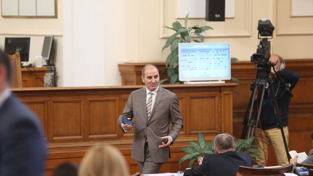 Цветанов зове Румен Радев да каже как е финансирана кампанията му