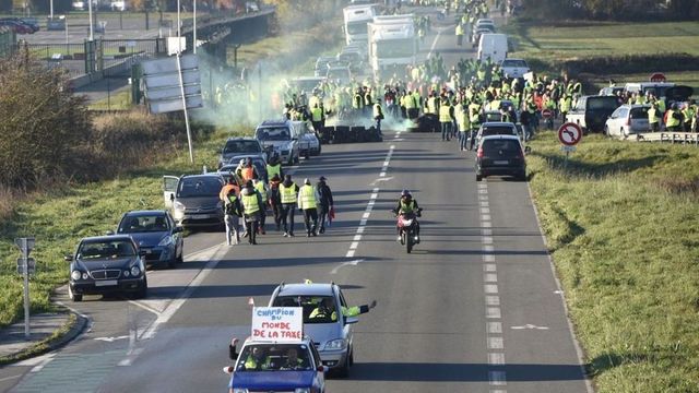 Proteste ale Vestelor galbene, reluate în Franța. Un șofer a murit într-un accident, în urma barajelor făcute de manifestanti