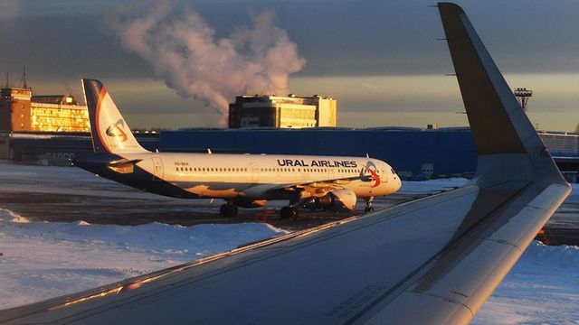 Самолет вылетел в Москву после обрушения трапа в аэропорту Барнаула