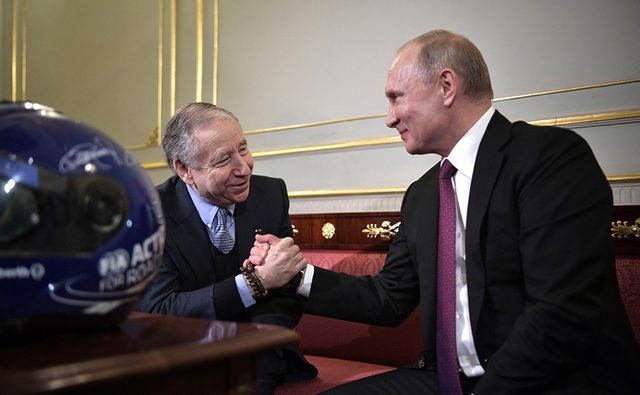 Путину подарили уникальный гоночный шлем