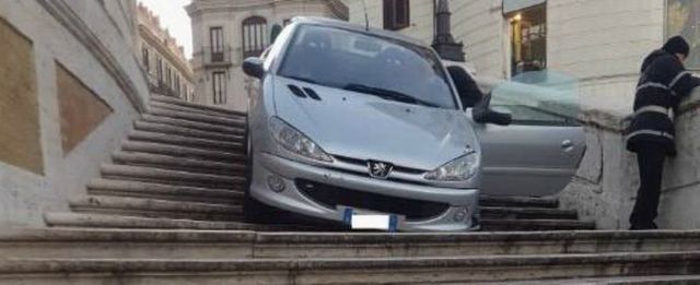 Piazza di Spagna, ubriaco finisce con l’auto sulla scalinata di Trinità dei Monti
