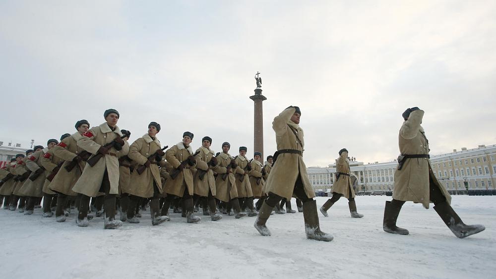 Десятки прожекторов появились наДворцовой площади кгодовщине снятия блокады Десятки прожекторов появились наДворцовой площади кгодовщине снятия блокады
