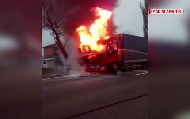 Un șofer de camion are fața arsă, TIR-ul lui a luat foc în mers, lângă Balș