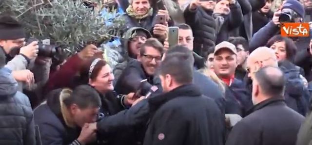 Sostenitore bacia la mano a Salvini