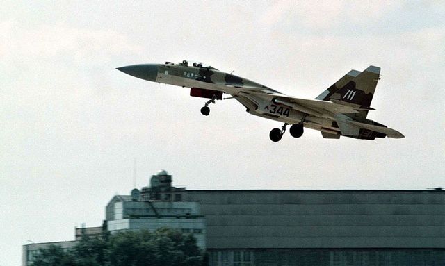 Rusia mobilizează avioane de vânătoare în Crimeea
