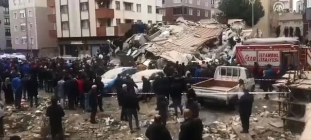 Cel puțin o persoană a murit după ce o clădire s-a prăbușit în Istanbul