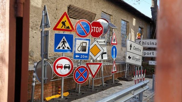 25 de indicatoare rutiere furate de pe traseul Căușeni – Ștefan Vodă