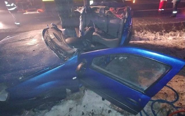 Ziua și accidentul rutier grav în România: Un mort și trei răniți după ce un automobil a intrat într-un copac, în județul Bacău