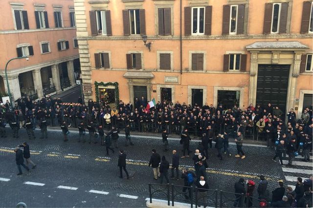 Roma, scontri Ncc-polizia davanti al Senato