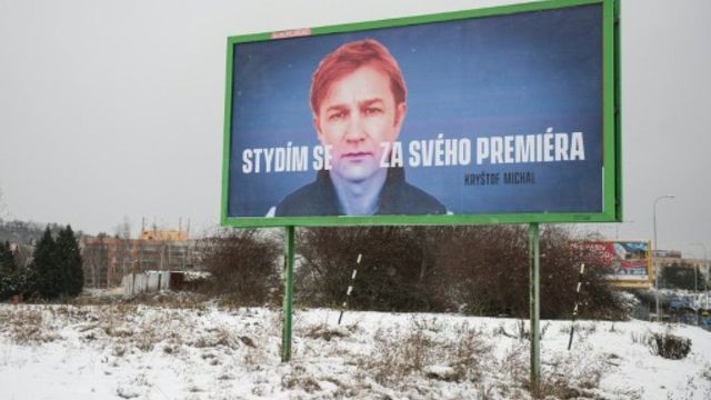 Cetățeni cehi și afișează rușinea față de premierul lor, pe mari panouri publicitare