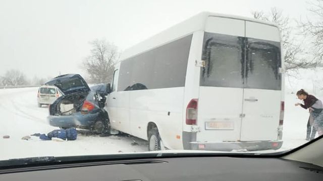 Un microbuz cu pasageri, implicat într-un grav accident rutier - Detalii