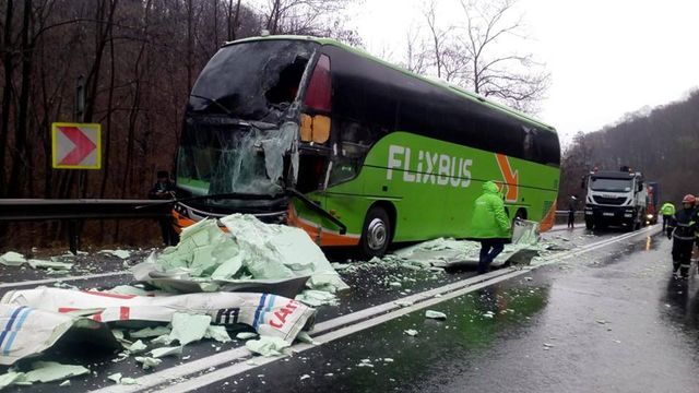 Accident grav pe DN1. Un autocar cu 25 de persoane la bord și un TIR s-au ciocnit