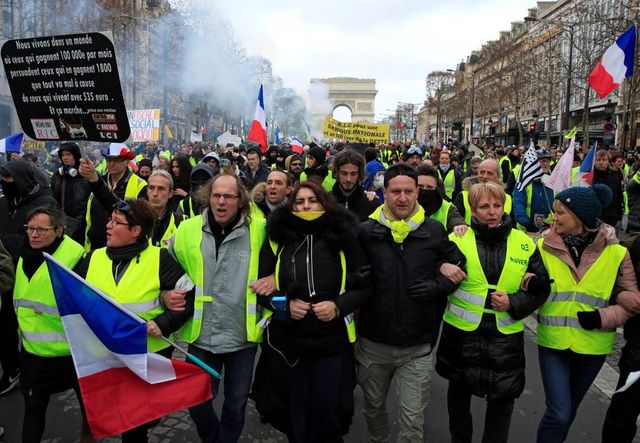 Francie potřinácté hlásí protesty žlutých vest, jeden zraněný